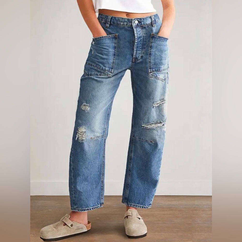 Distressed Ankle Barrel Jeans with Pockets